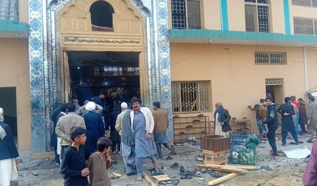 Pakistan'da cami kana bulandı! Cuma namazı sırasında bombalı saldırı: Çok sayıda ölü ve yaralı var