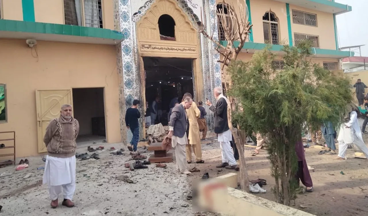 Pakistan'da cami kana bulandı! Cuma namazı sırasında bombalı saldırı: Çok sayıda ölü ve yaralı var