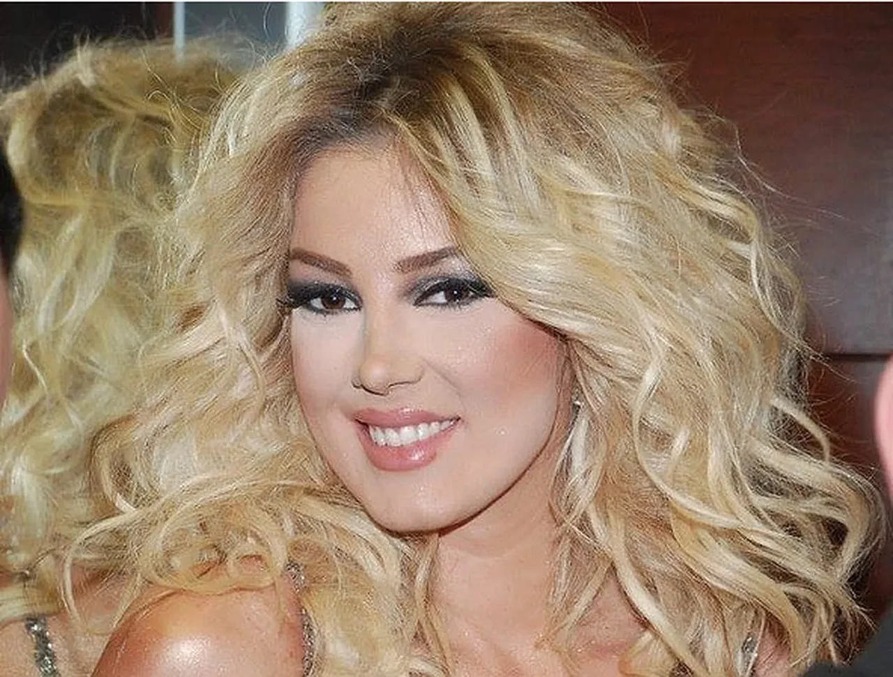 Petek Dinçöz'den radikal değişim! Sarışın halini unutun