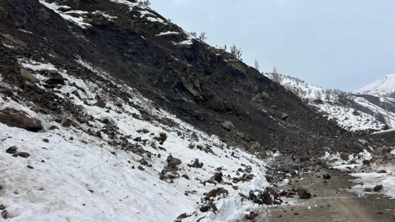 Sağanak sonrası heyelan! Yola dev kaya parçaları düştü, faciadan kıl payı dönüldü