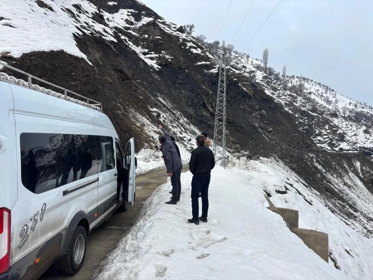 Sağanak sonrası heyelan! Yola dev kaya parçaları düştü, faciadan kıl payı dönüldü