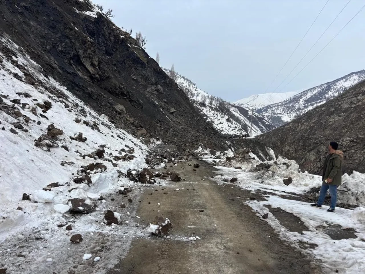 Sağanak sonrası heyelan! Yola dev kaya parçaları düştü, faciadan kıl payı dönüldü