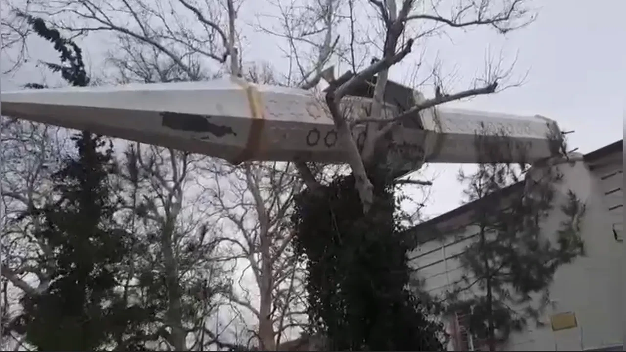Şiddetli rüzgar cami minaresini devirdi