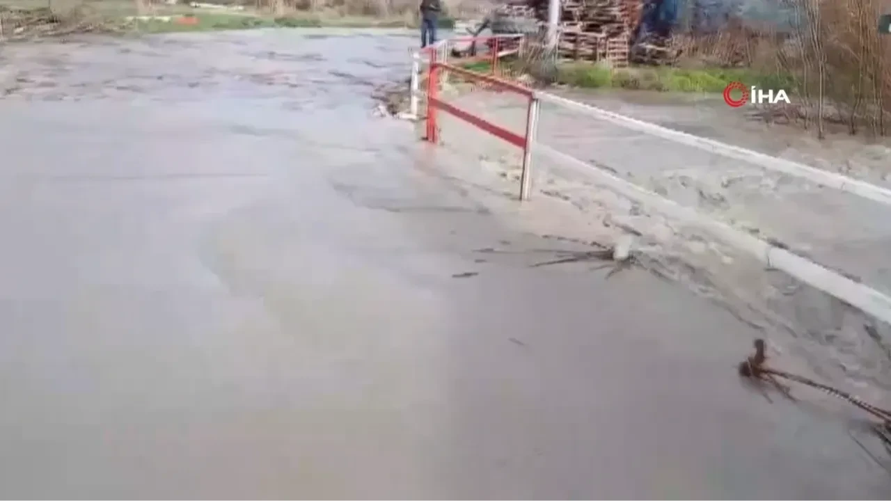 Soma’da sağanak sonrası dereler taştı, sokaklar sular altında kaldı!