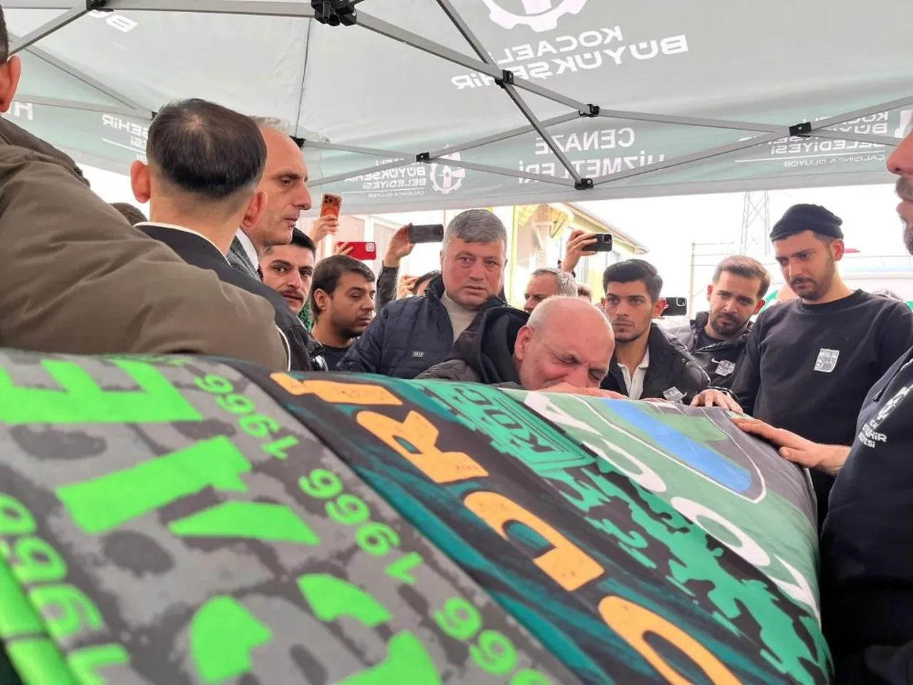 Tribünden düşerek ölen taraftar toprağa verildi! Babasının feryatları yürekleri dağladı