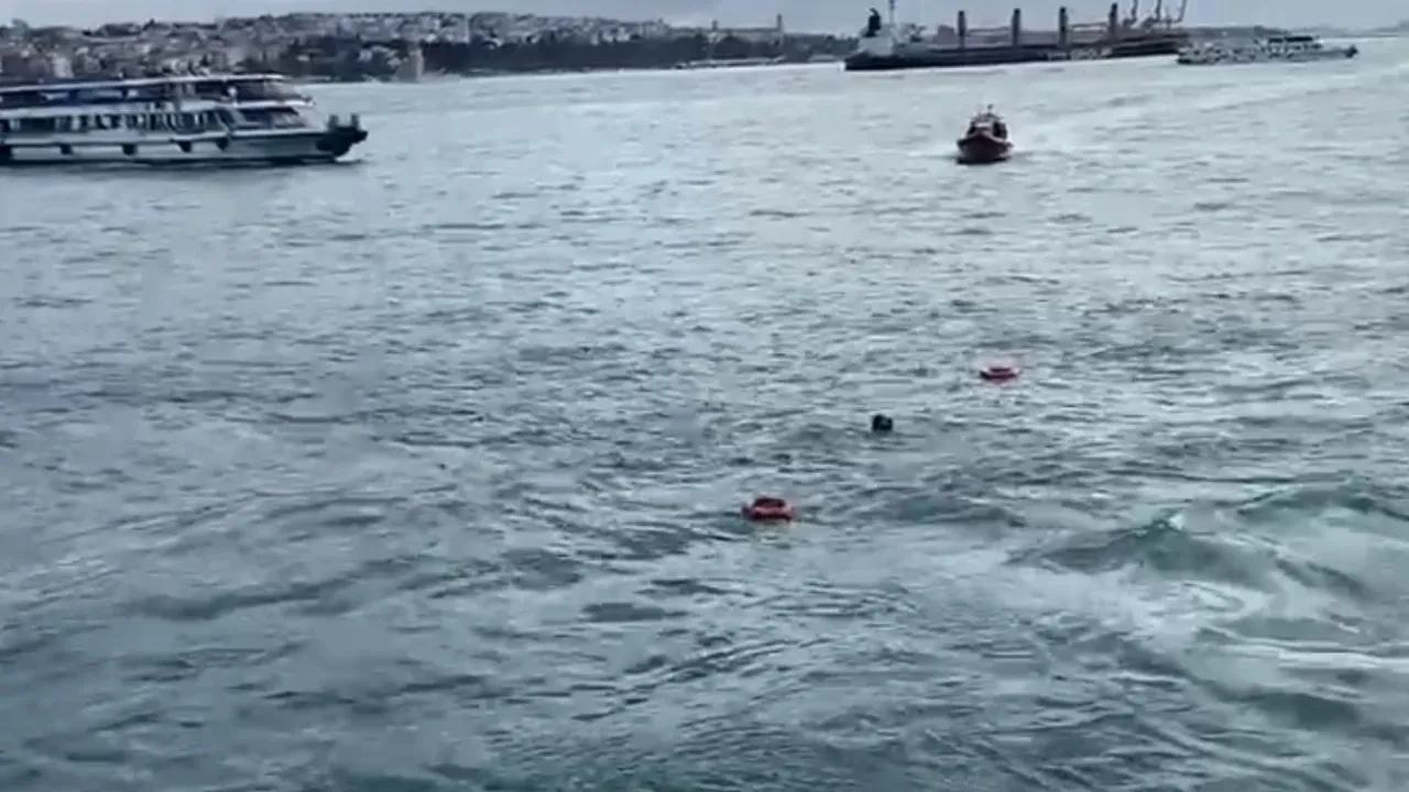 Vapurdan denize atladı! İstanbul Boğazı'nda panik anları