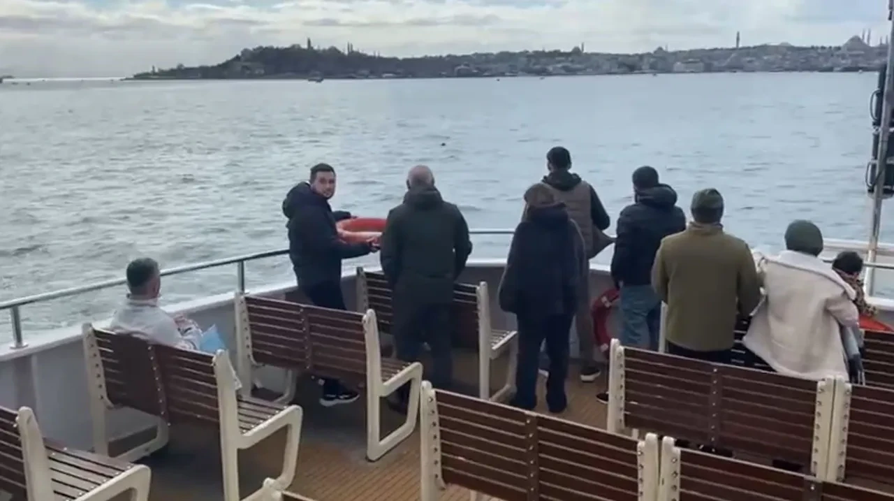 Vapurdan denize atladı! İstanbul Boğazı'nda panik anları