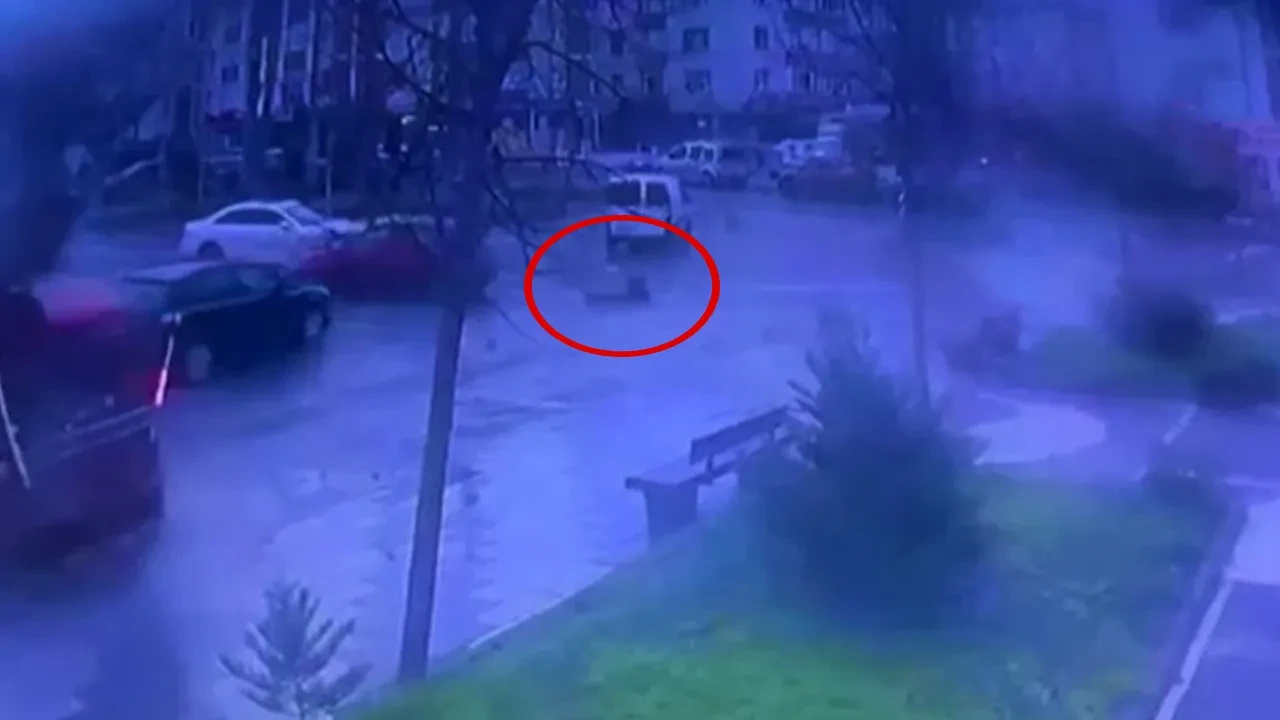 Vinç dehşet saçtı, küçük çocuk araçtan fırladı