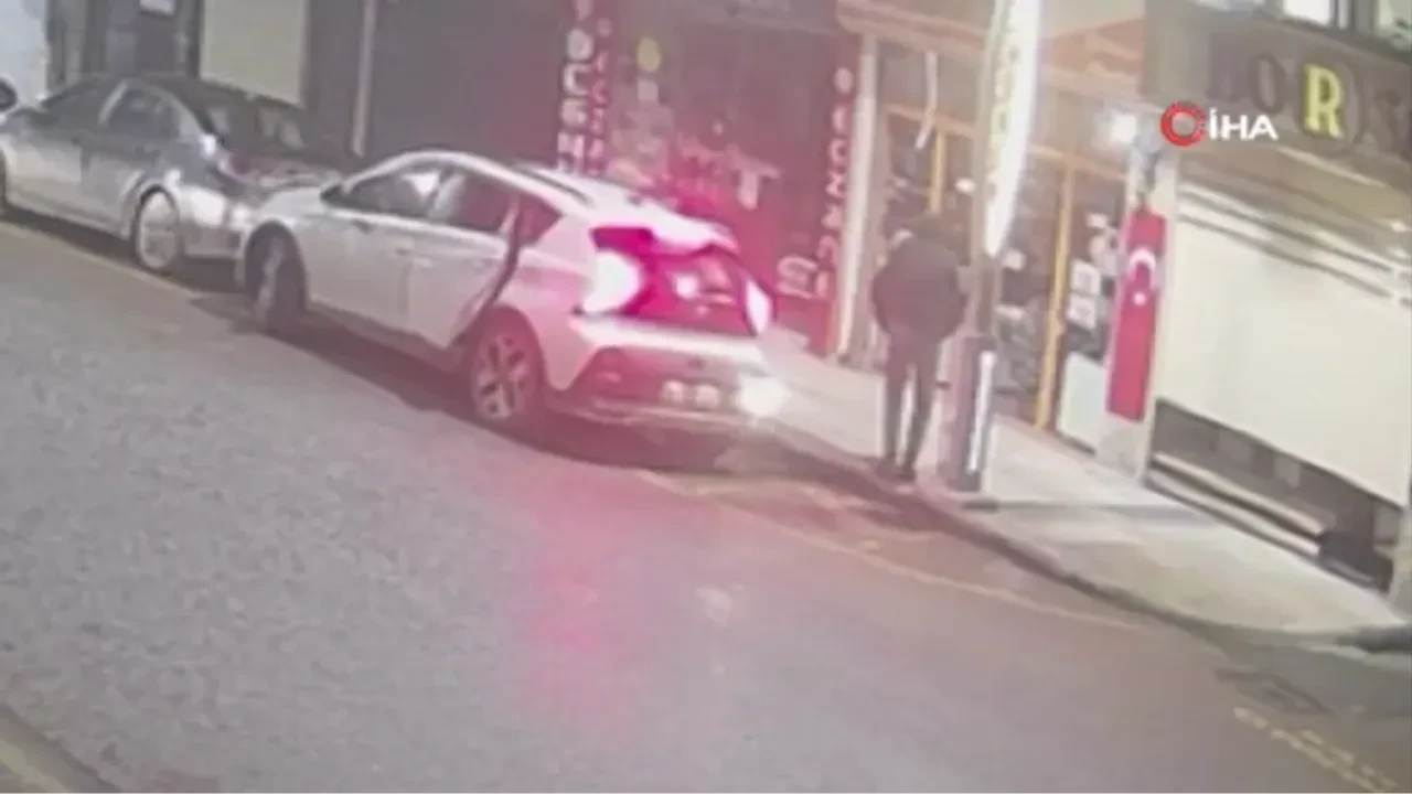 90 saniyede 1,5 kilo altını böyle çaldılar! Film gibi kuyumcu soygunu kamerada