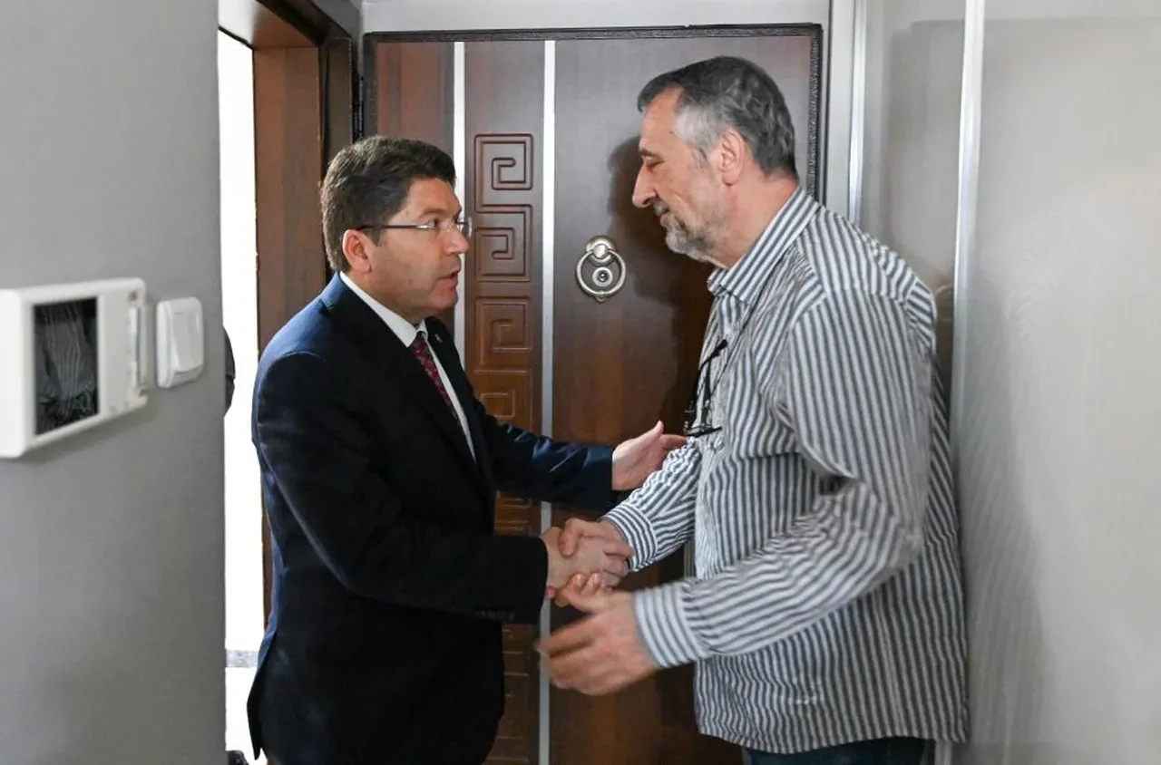 Adalet Bakanı Yılmaz Tunç'tan Atlas Çağlayan'ın ailesine ziyaret