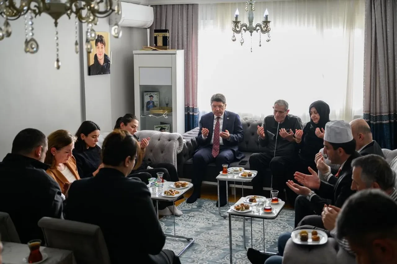 Adalet Bakanı Yılmaz Tunç'tan Atlas Çağlayan'ın ailesine ziyaret