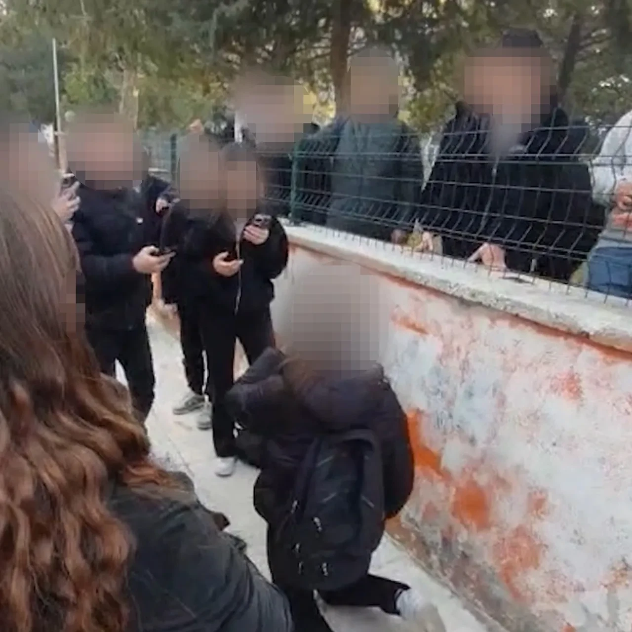 Akran zorbalığı kamerada: Ortaokul öğrencisi kız çocuğuna diz çöktürüp özür dilettiler