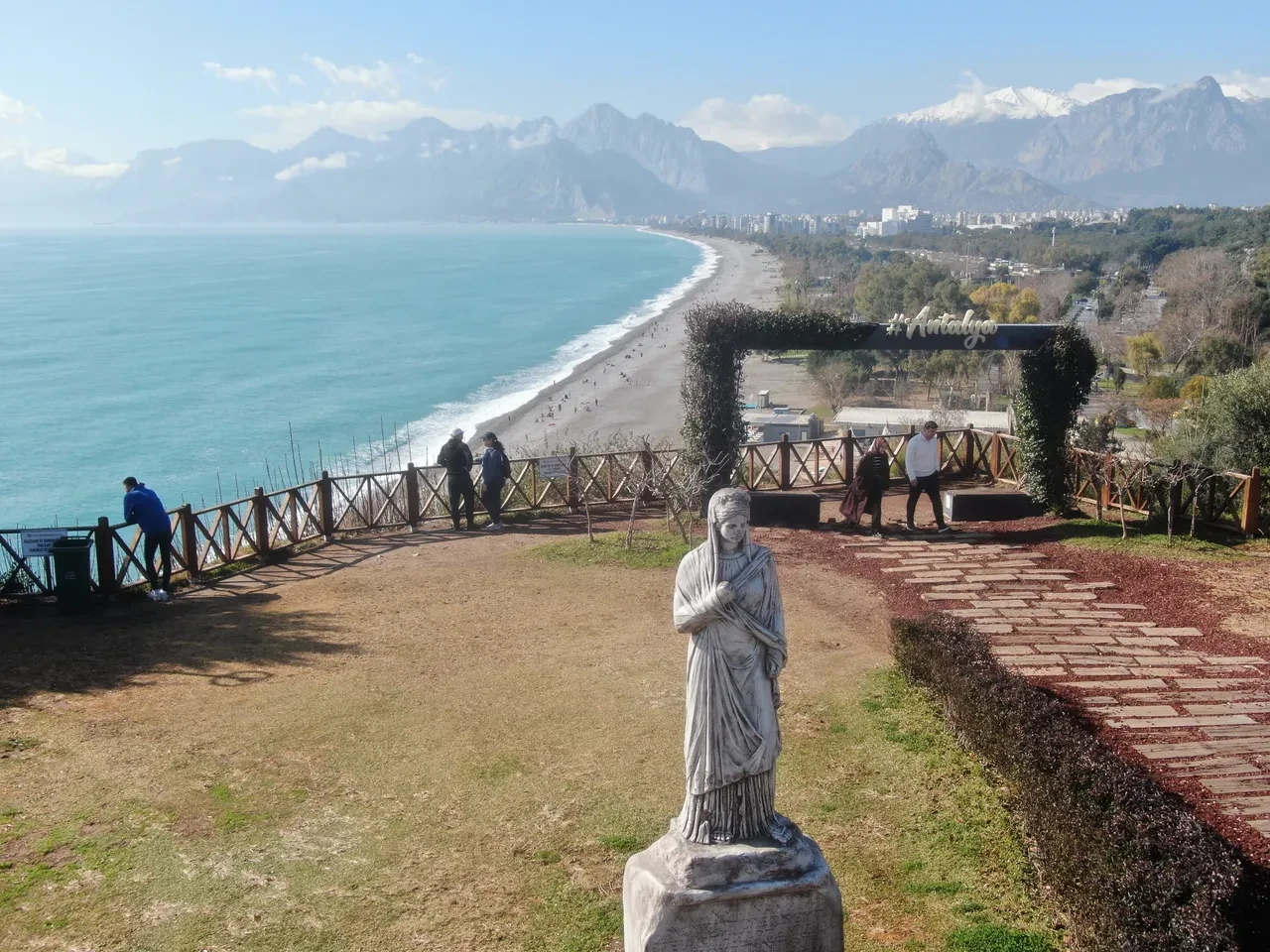 Antalya'da sağanağın ardından deniz keyfi