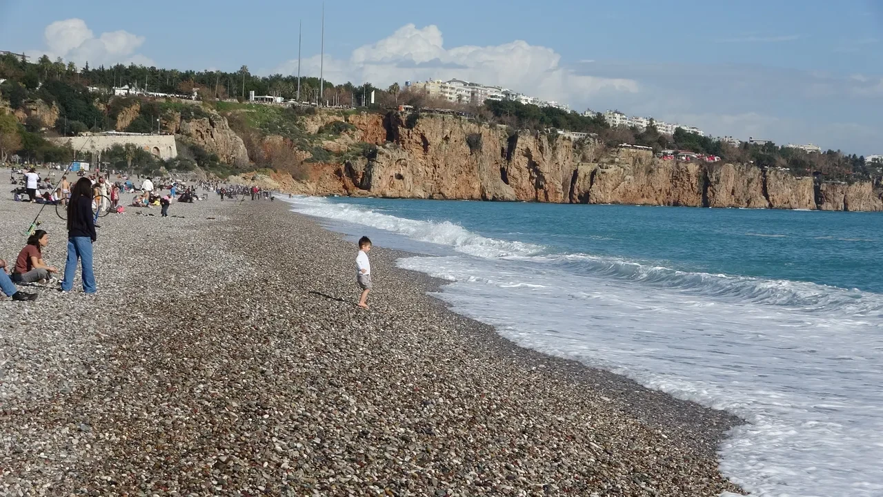 Antalya'da sağanağın ardından deniz keyfi