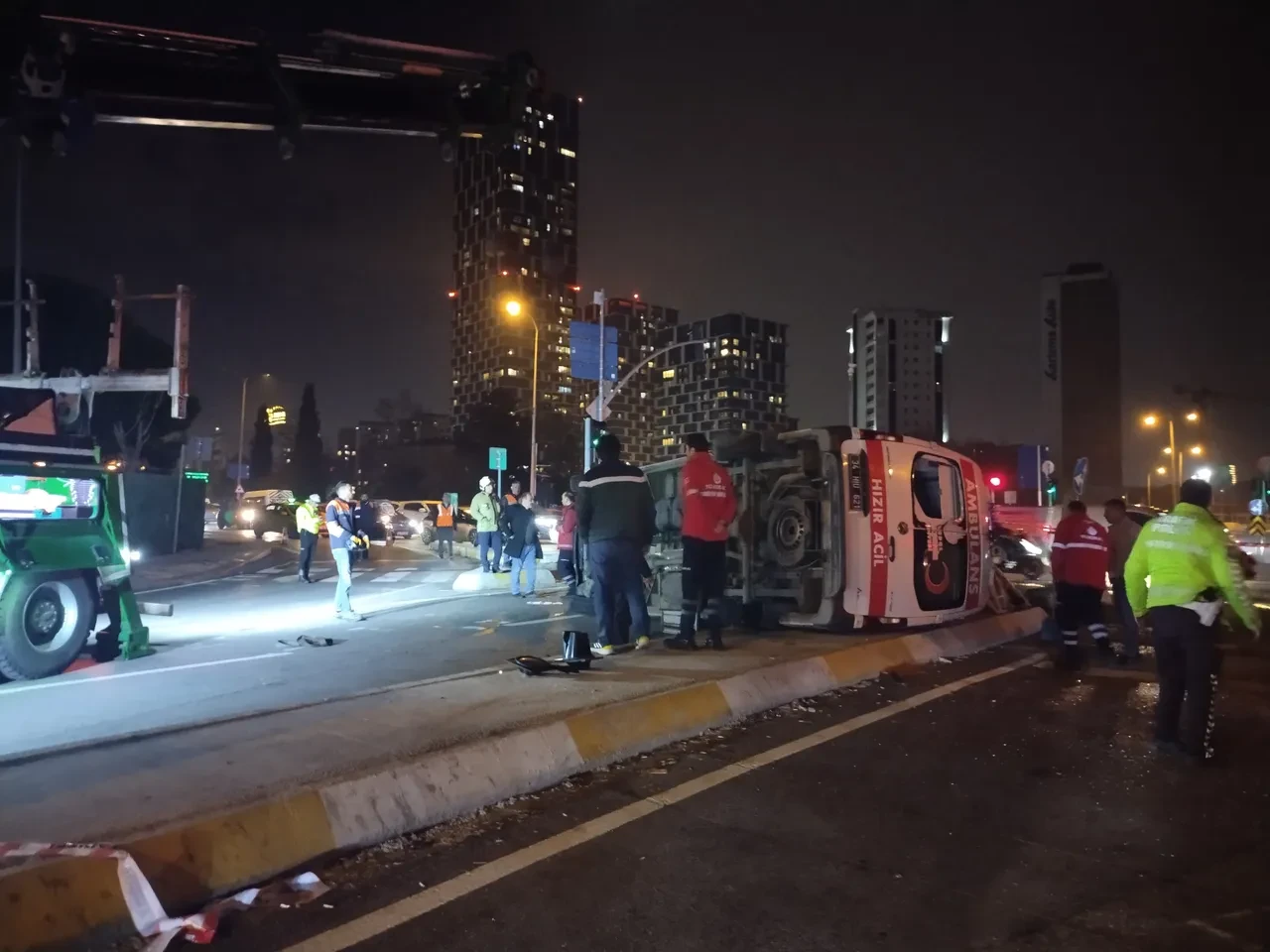 Bakmadan yola çıktı hasta taşıyan ambulansa takla attırdı