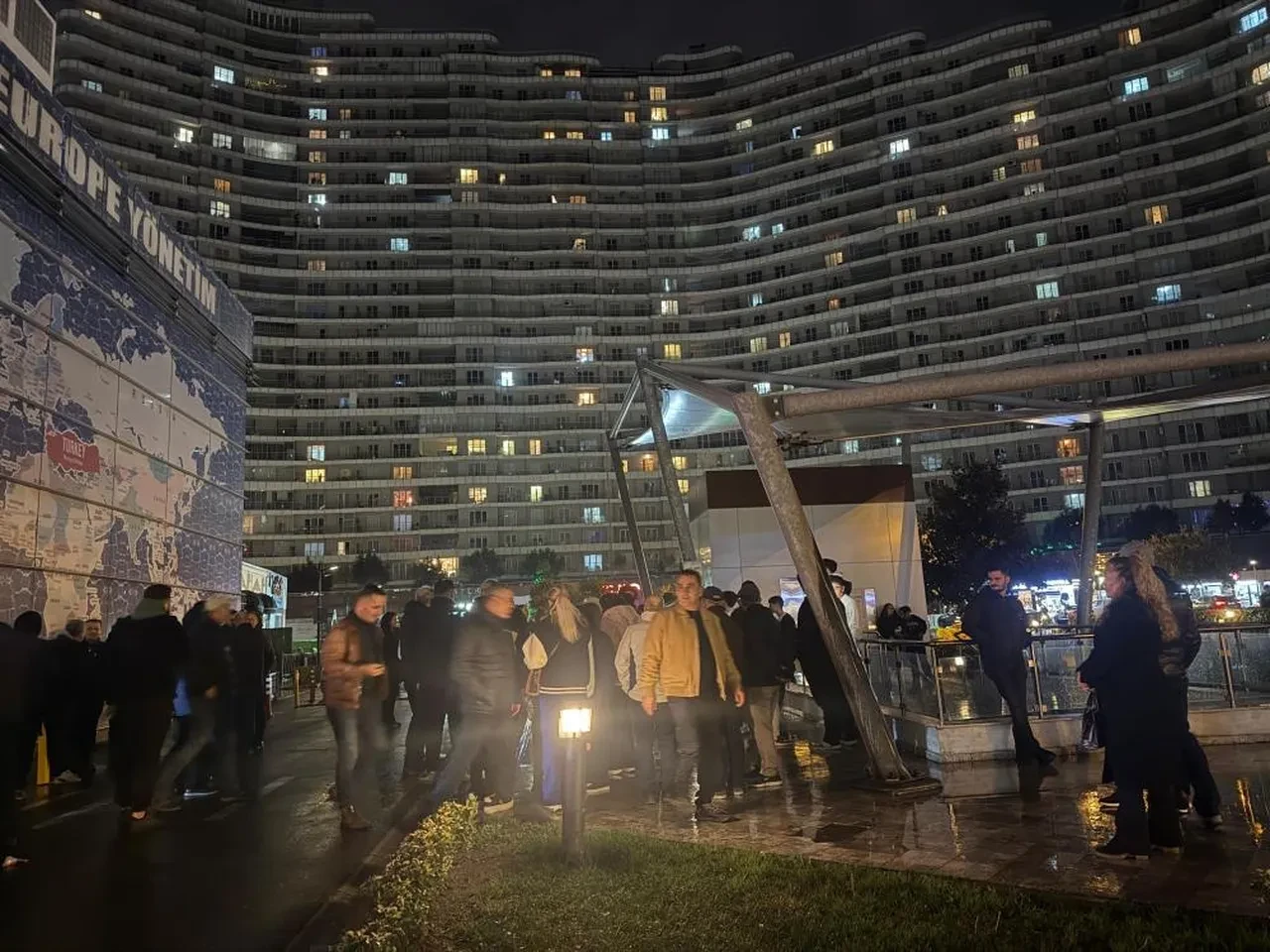 Başakşehir’deki dev sitede 5 milyon liralık usulsüz işlem iddiası! Sakinler ayaklandı