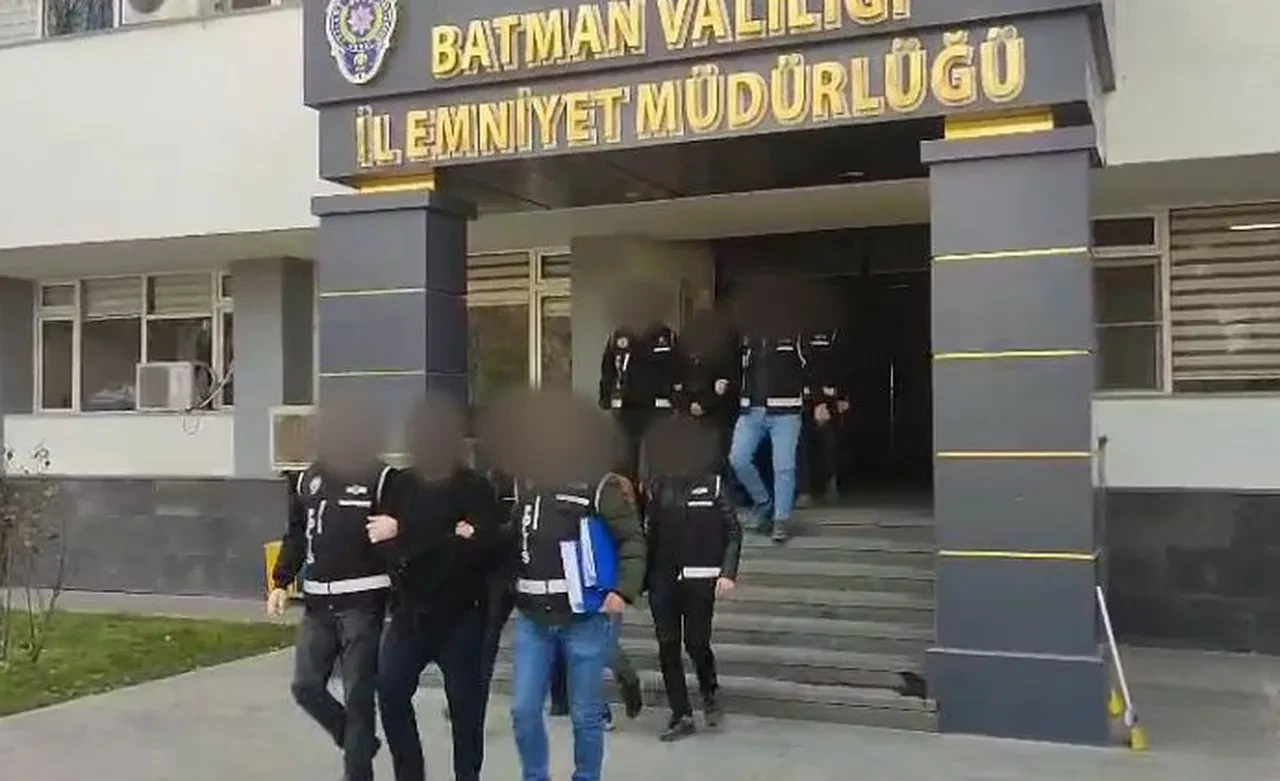 Kendilerini MİT görevlisi olarak tanıttılar, 1,5 milyon TL’lik vurgun yaptılar