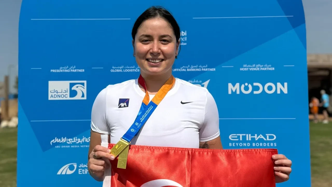 Milli yüzücü Bengisu Avcı dünya şampiyonu oldu! Ay-yıldızlı bayrakla birincilik kürsüsüne çıktı