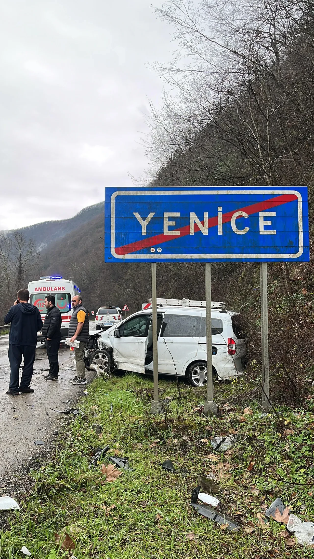 Otomobiller kafa kafaya çarpıştı! Yaralılar var