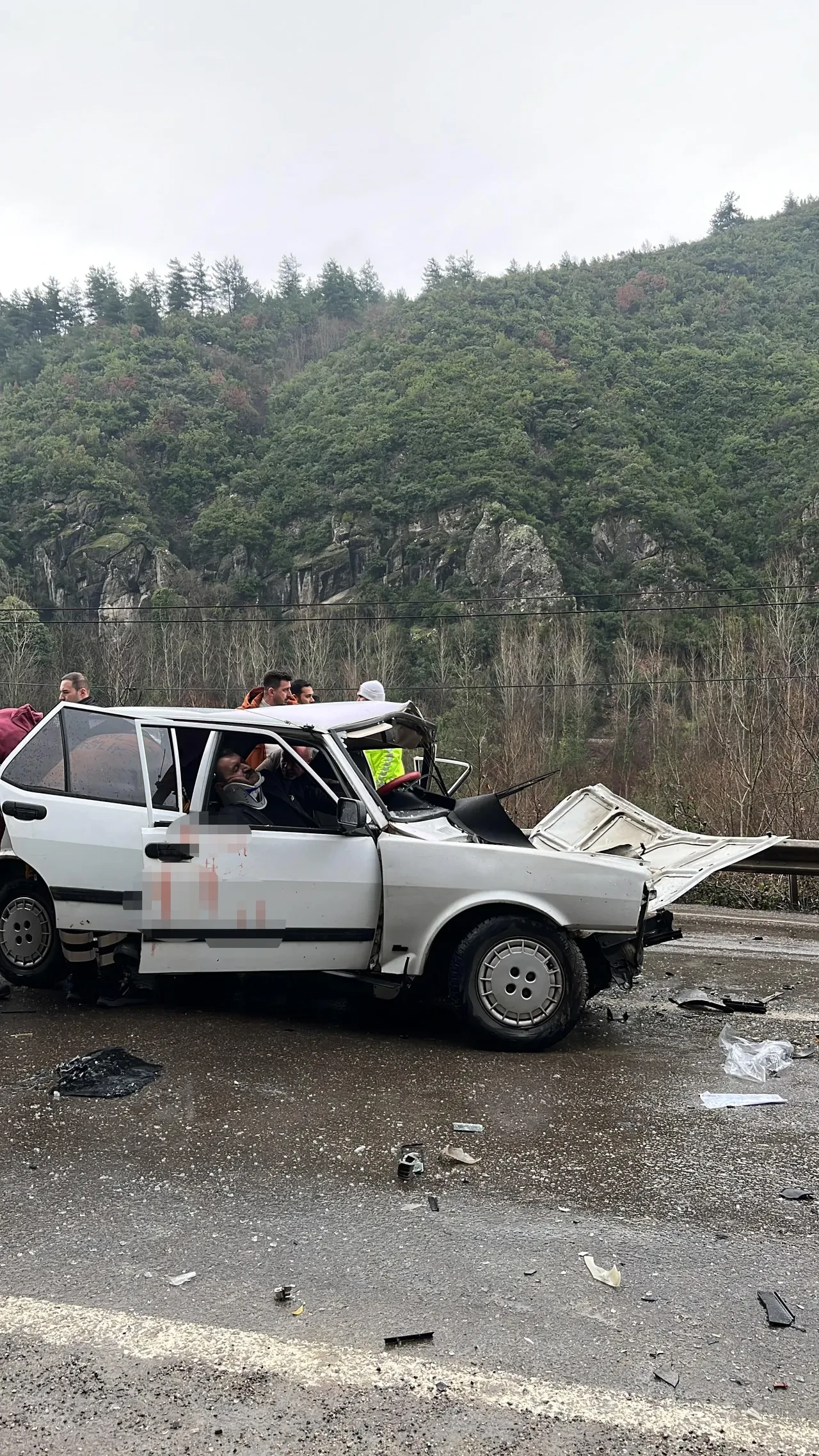 Otomobiller kafa kafaya çarpıştı! Yaralılar var
