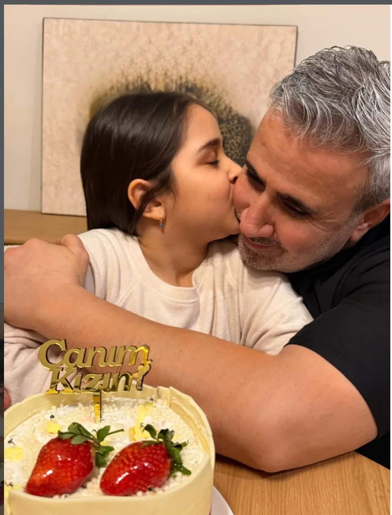 Şarkıcı Emrah kızının doğum gününü kutladı! Gördüğü yorum sonrası soluğu mahkemede aldı 