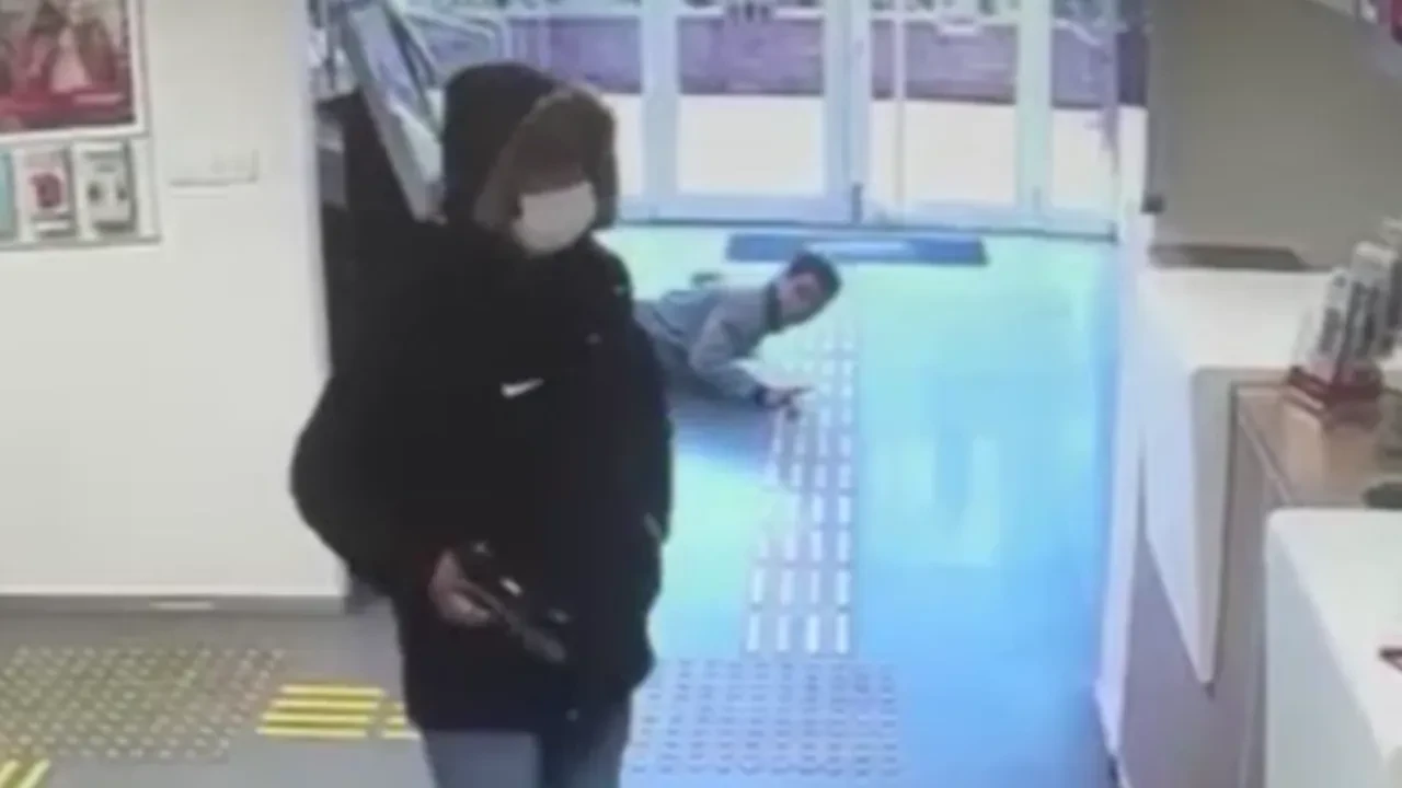 Silahlı banka soygunundan yeni görüntüler! Hırsızlık anları kameralara takıldı