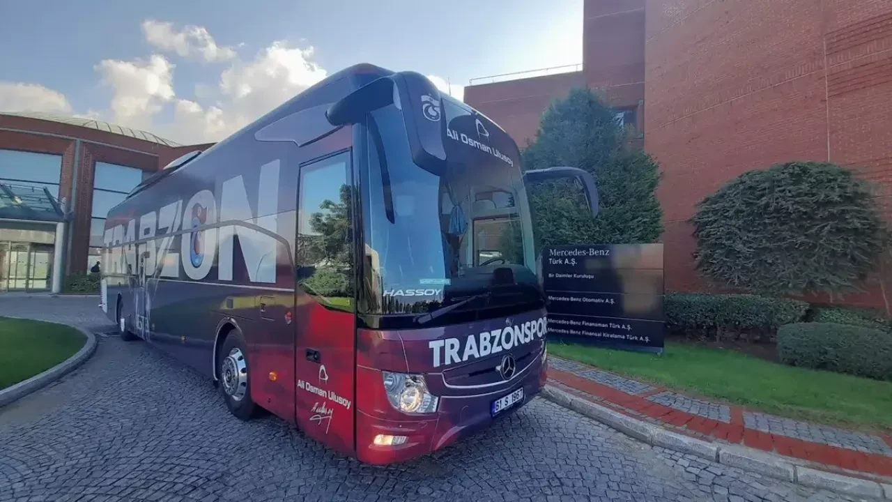 Trabzonspor'un takım otobüsüne Samsun'da taşlı saldırı!