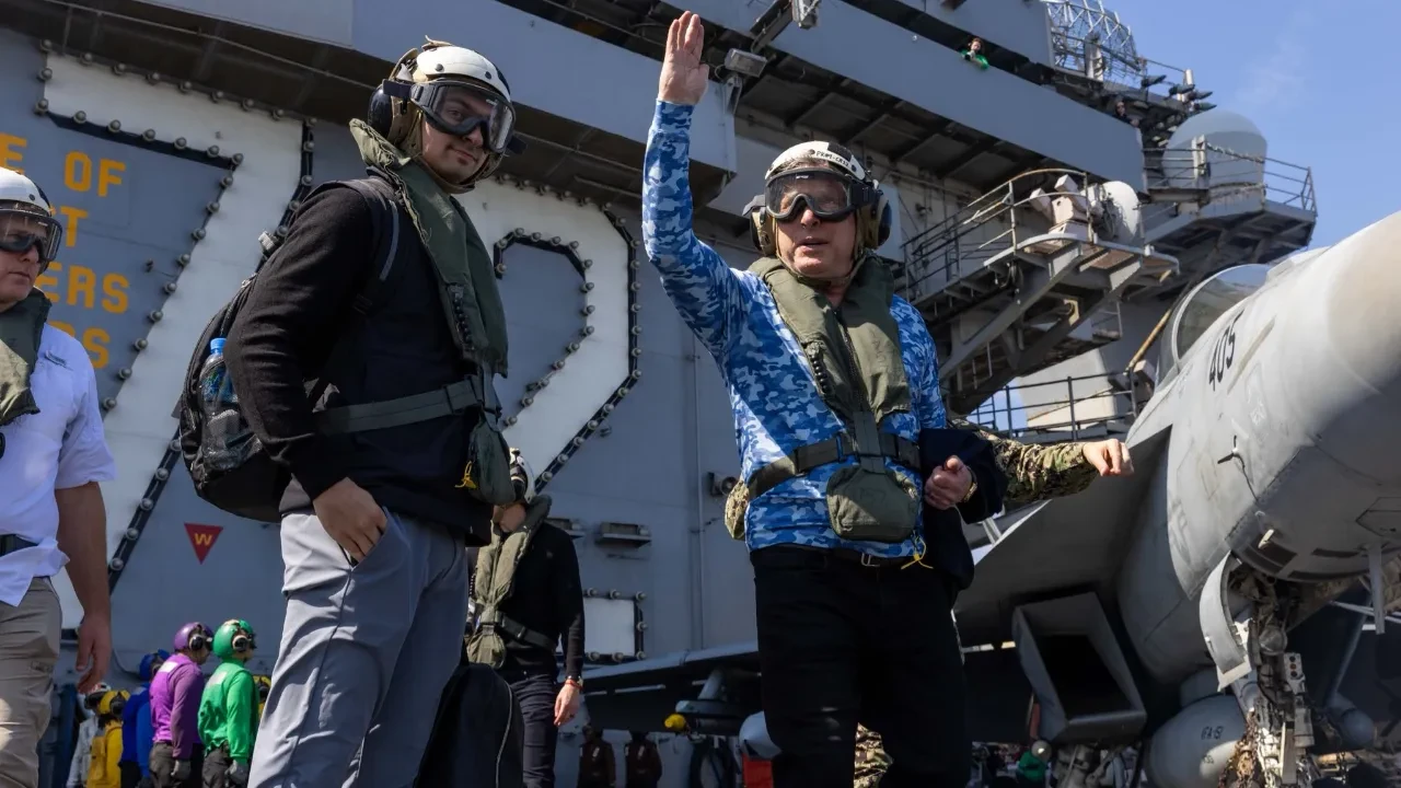 ABD'nin Umman heyetinden manidar hamle! Trump'ın temsilcileri savaş gemisini ziyaret etti