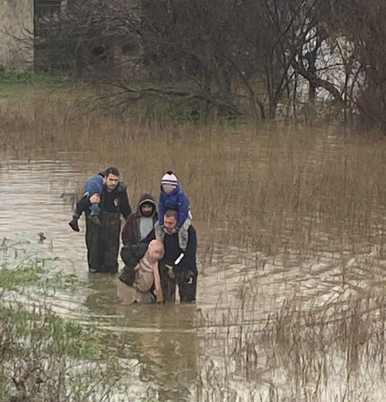 Aşırı yağmur nehirleri taşırdı! Sular ortasında kalan aileyi itfaiye kurtardı