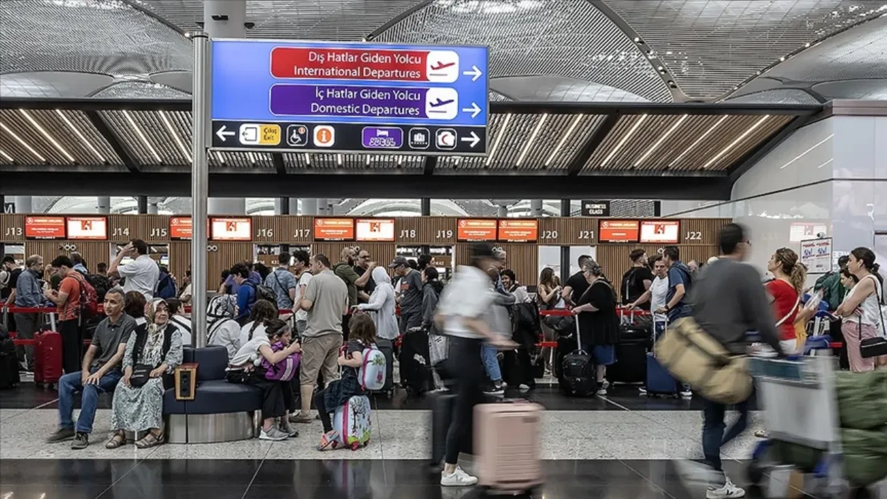 Bakan duyurdu! Türkiye'de geçen ay uçuş yapan kişi sayısı belli oldu 