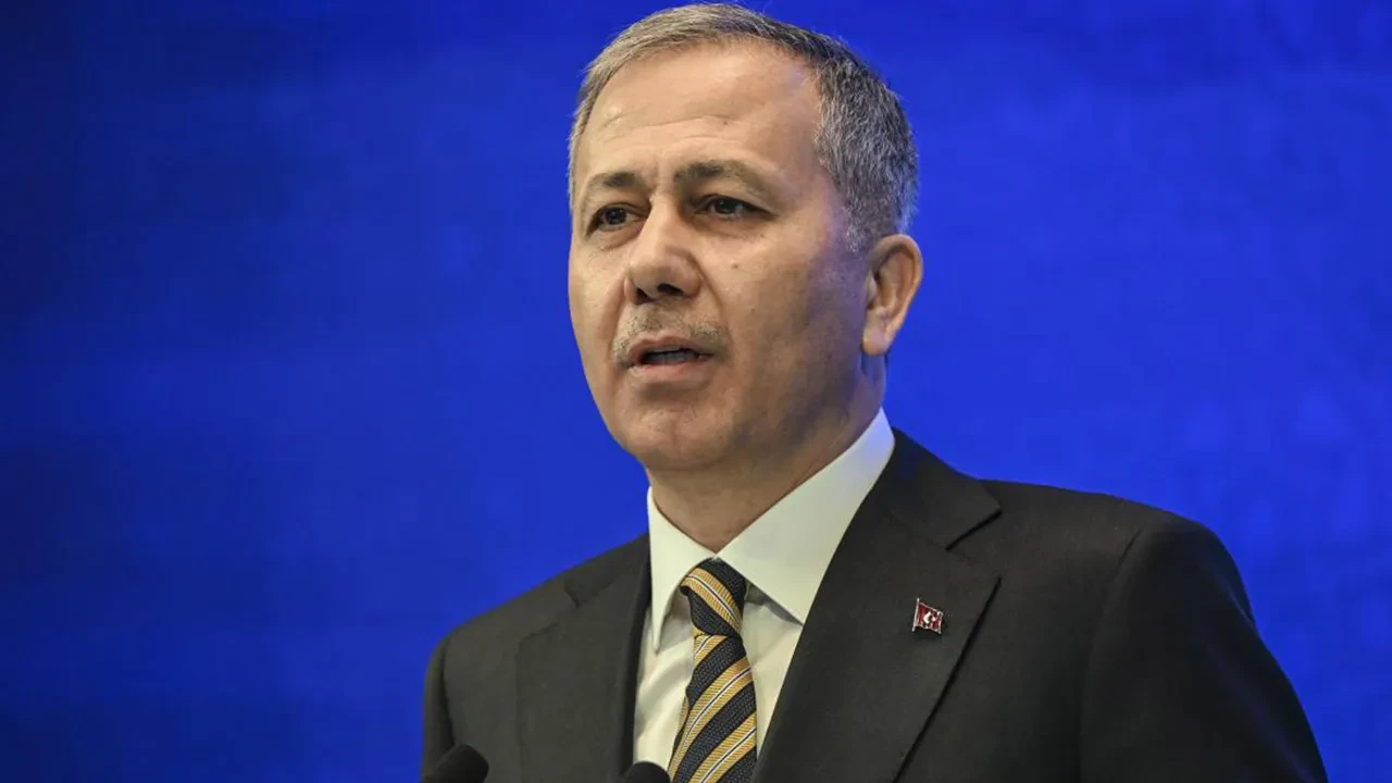 Bakan Yerlikaya duyurdu: Yurt dışındaki 15 suçlu Türkiye'ye getirildi