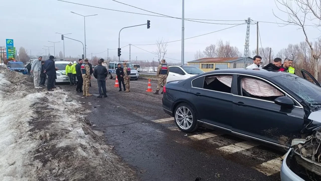 Bingöl'de 2 otomobil çarpıştı! Baba ile oğlu can verdi, 3 kişi yaralandı