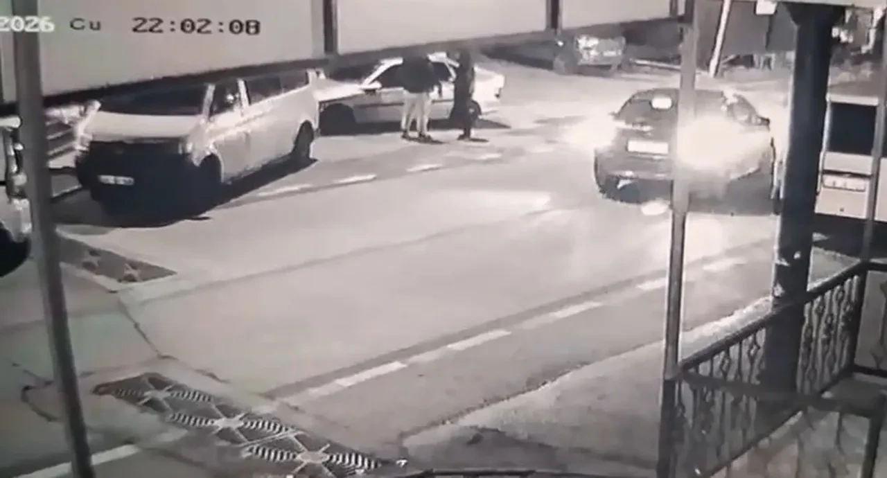 Bursa'da dehşet saldırı kamerada! Araca binerken kurşun yağdırdılar: 2 ağır yaralı