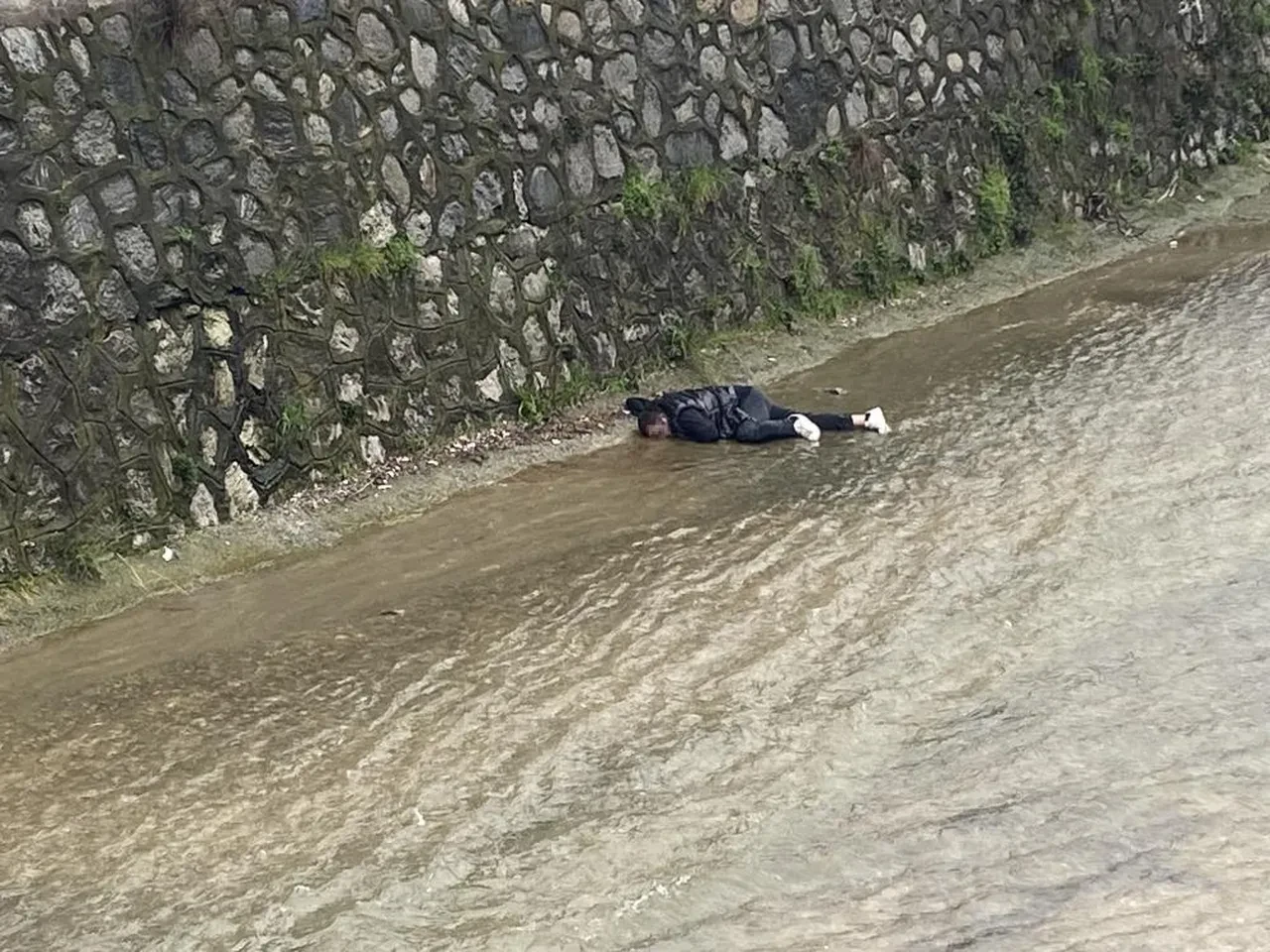 Bursa'da dereye düşen adam kalp masajıyla hayata döndürüldü