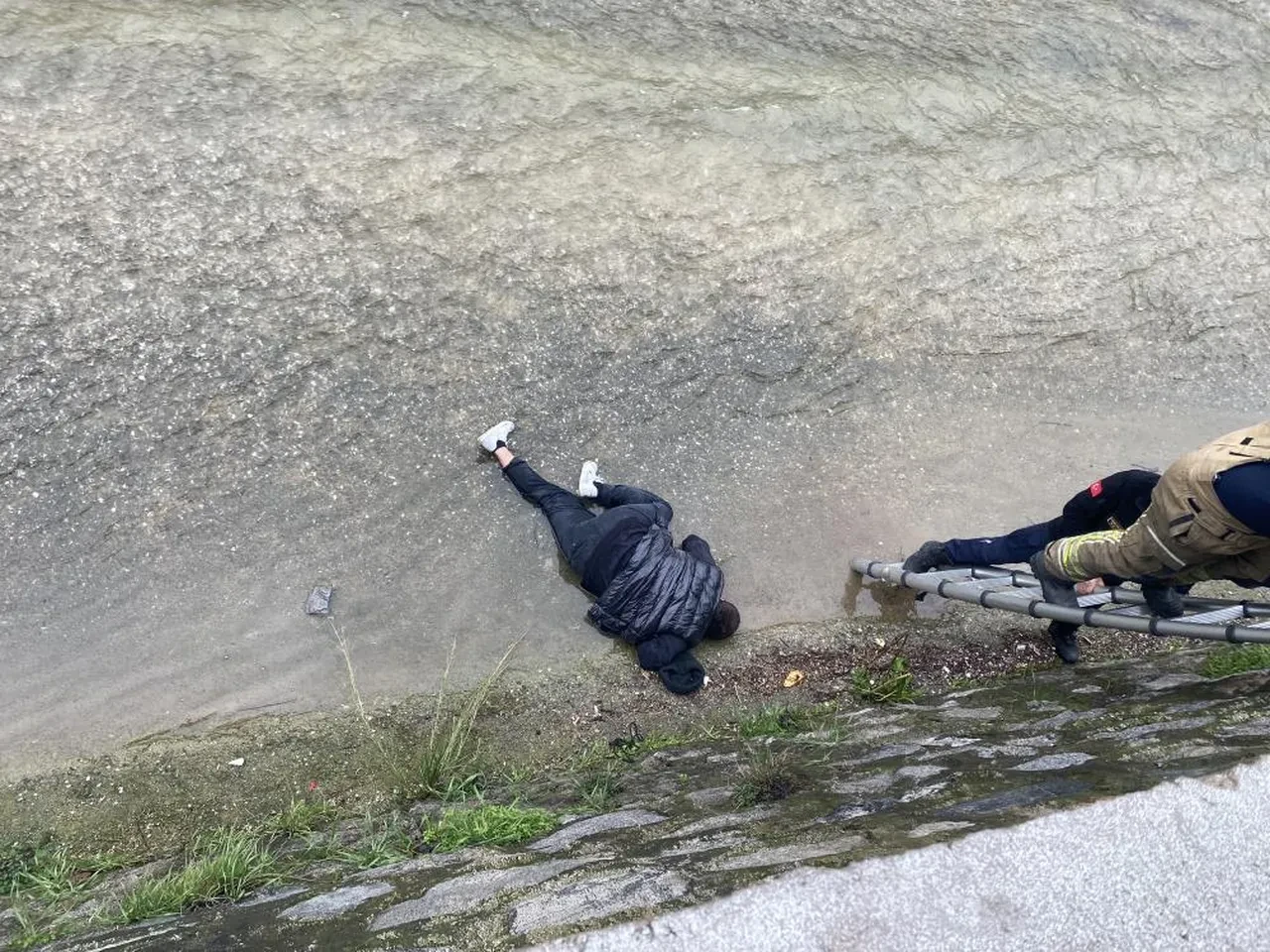 Bursa'da dereye düşen adam kalp masajıyla hayata döndürüldü