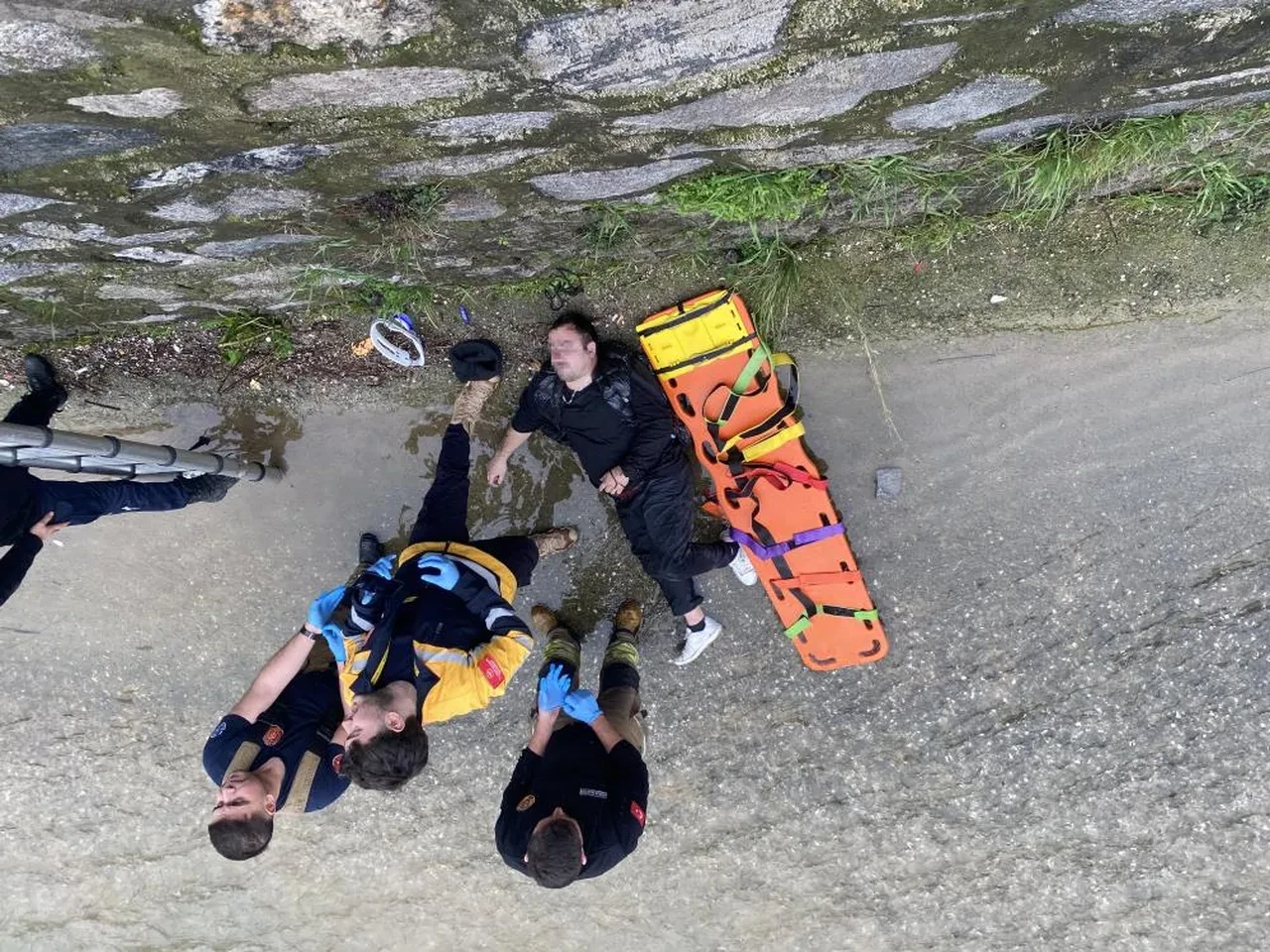 Bursa'da dereye düşen adam kalp masajıyla hayata döndürüldü