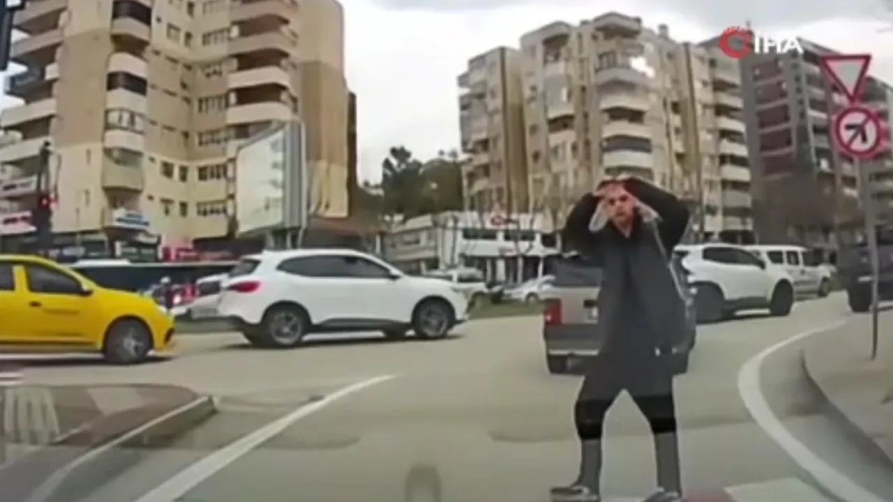 Bursa'da trafikte yayanın sürücüye yaptığı hareket gündem oldu 