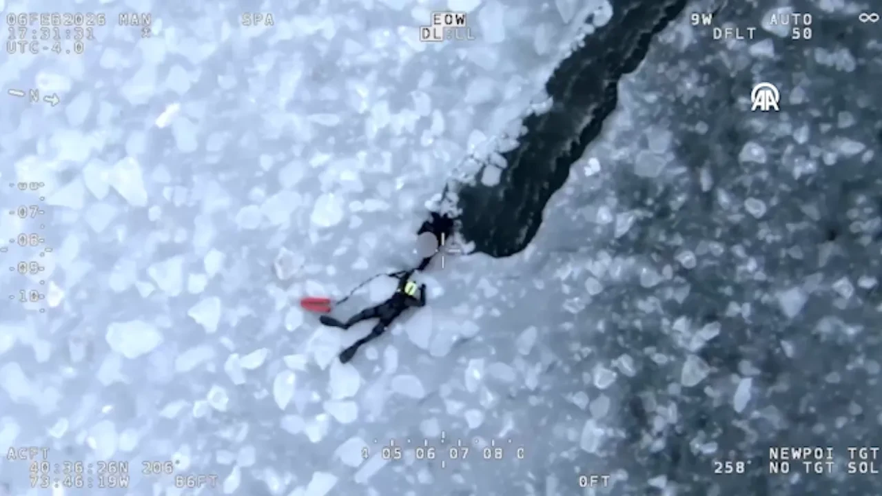 Buzla kaplı suda mahsur kaldılar! Ekipler böyle kurtardı