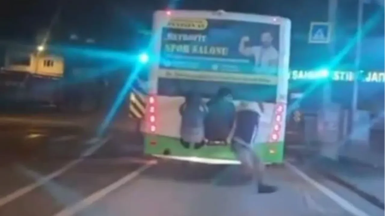 Çocukların ölümle oyunu kamerada! Otobüse asılarak yolculuk ettiler
