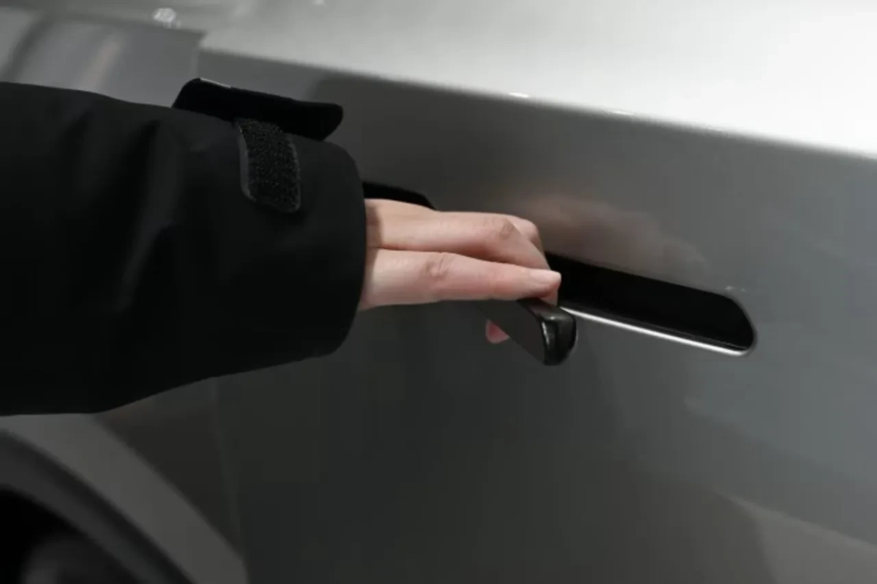 Elektrikli araçlarda gizli kapı kollarına yasak getiren kaza görüntüleri ortaya çıktı