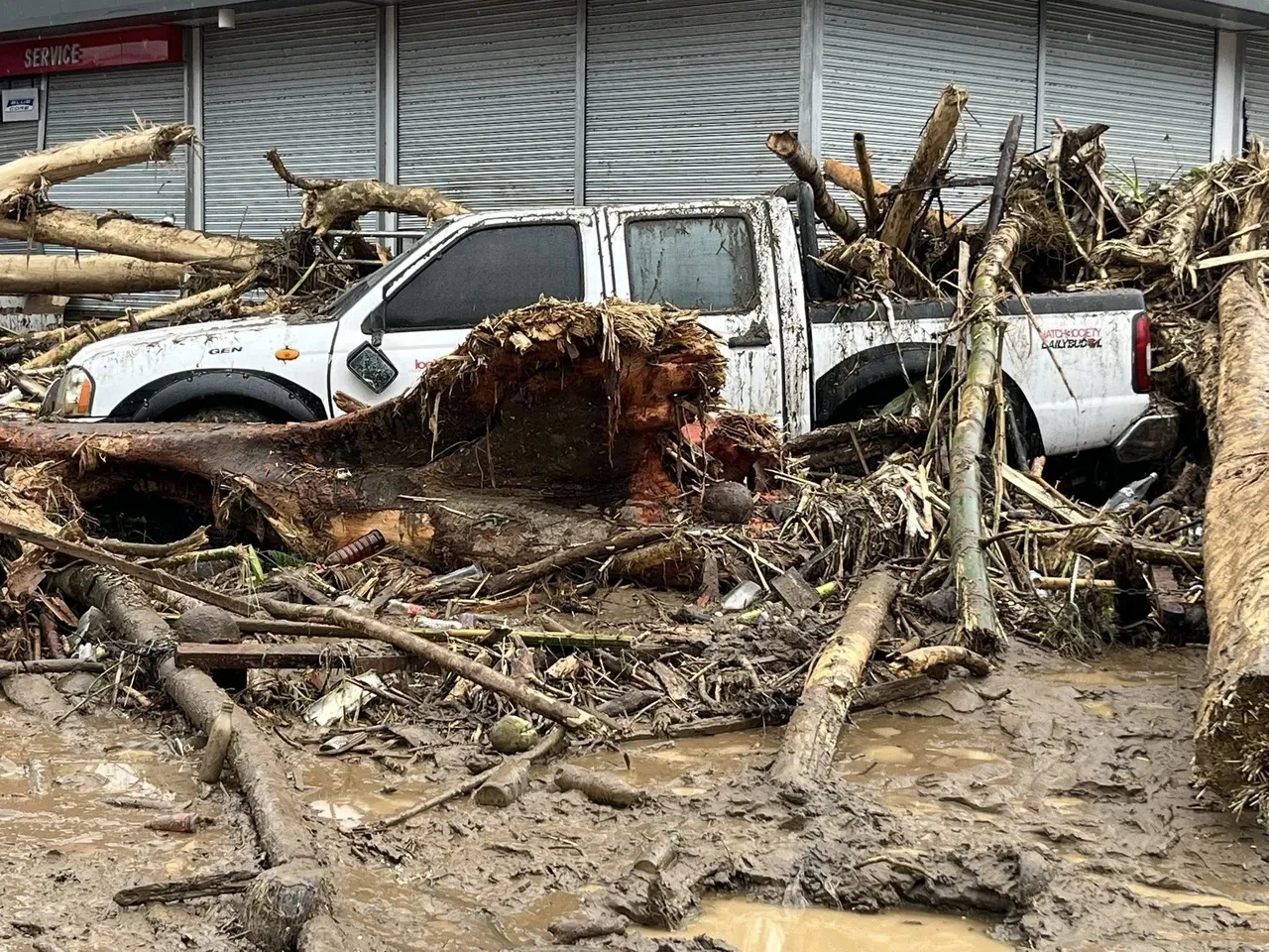 Filipinler'in başı Basyang ile belada! Tropikal fırtına ülkeyi felç etti: Çok sayıda ölü var
