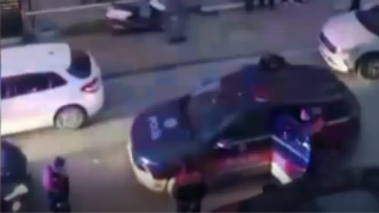 Film gibi kovalamaca! Dur ihtarına uymadılar, arabalara çarpınca yakalandılar