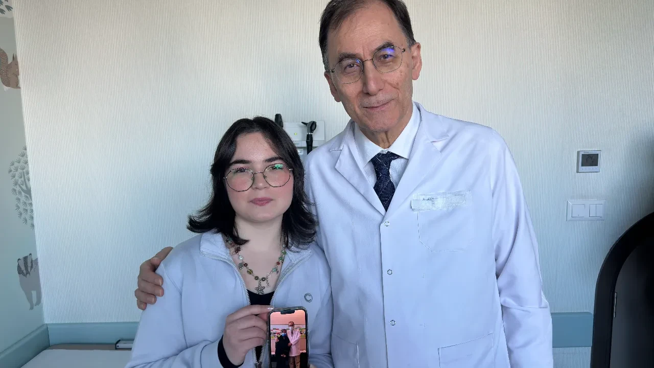 Hastasıydı, meslektaşı oldu! Kanseri yenen genç kız yıllar sonra doktoruyla aynı karede