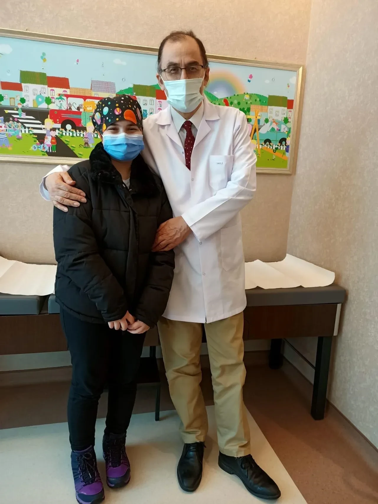 Hastasıydı, meslektaşı oldu! Kanseri yenen genç kız yıllar sonra doktoruyla aynı karede