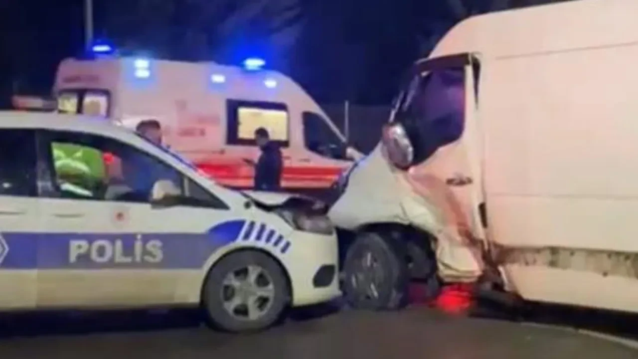 İstanbul'da polis aracı kazaya karıştı: Yaralılar var