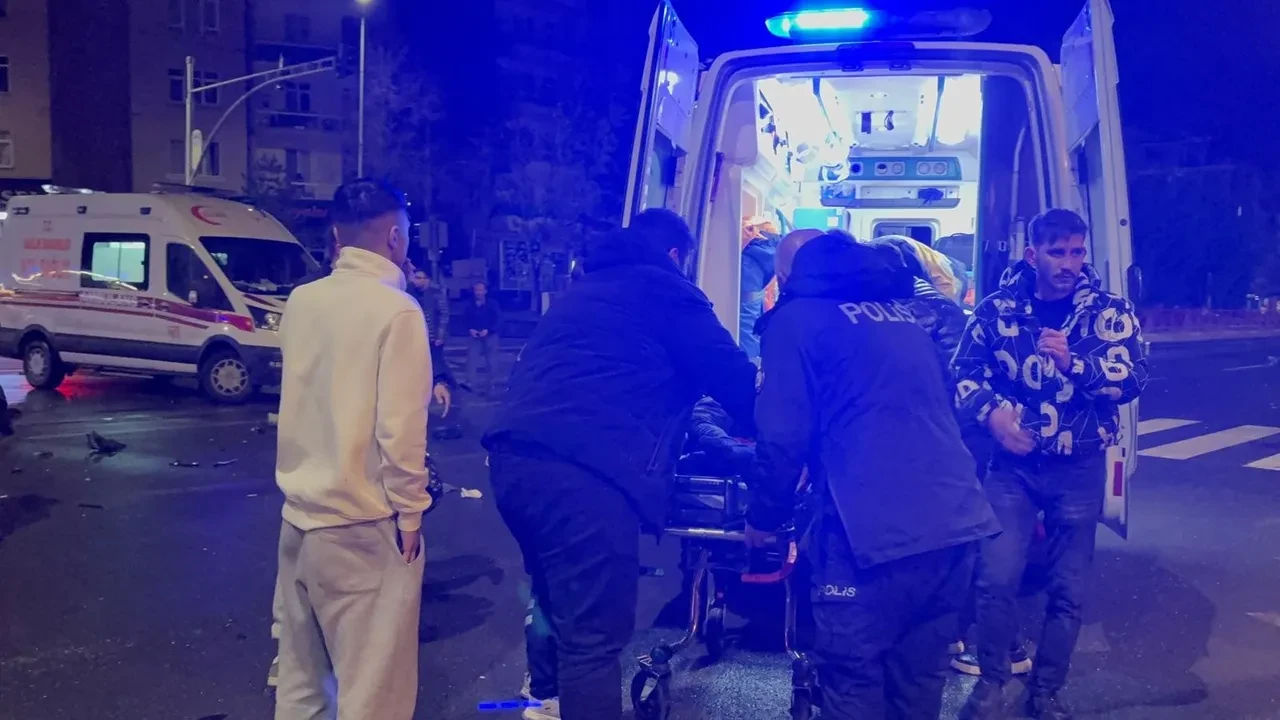 Kayseri'de feci kaza! Motosikletle çarpıştı, 200 metre sonra durabildi: 2 ağır yaralı