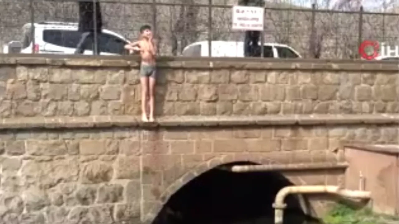 Kış ortasında havuz keyfi! Çocuklar yüzdü, yetişkinler mont ve berelerle izledi