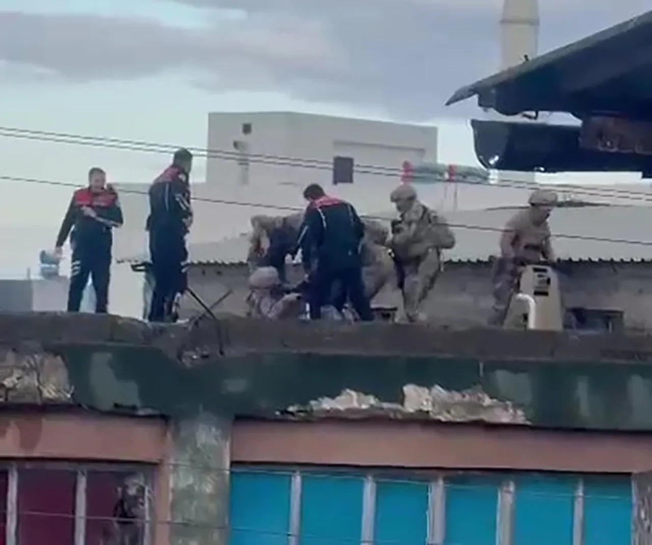 Kız kardeşi hakkında dedikodu iddiası kan döktü: Eski iş yerini bastı, 2’si ağır 4 yaralı