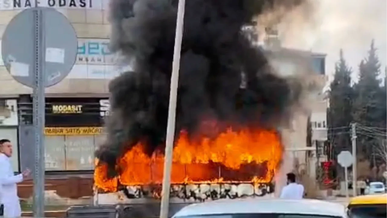 Trafikte korku dolu anlar! Halk otobüsü cayır cayır yandı