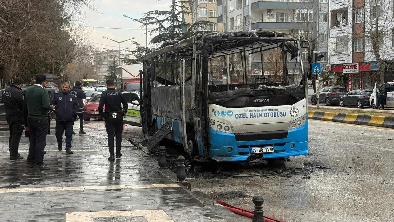 Trafikte korku dolu anlar! Halk otobüsü cayır cayır yandı